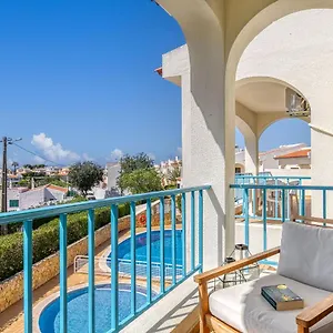https://carvoeiro-spacious-2-bedroom-appartment-with-pool.hotelaalgarve.com